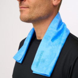 serviette-rafraichissante-bleue-homme-face