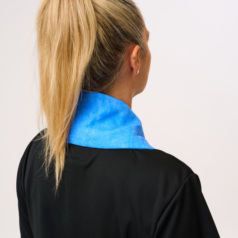 serviette-rafraichissante-bleue-femme-arriere