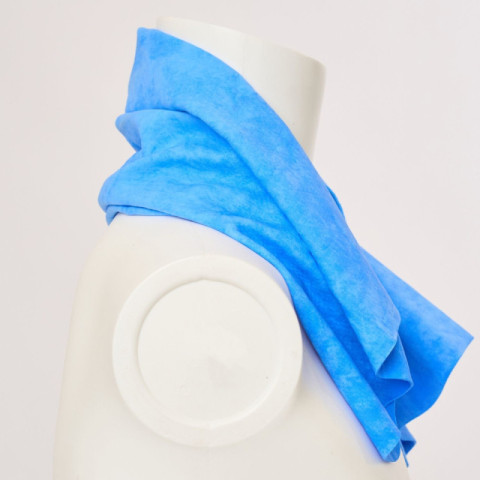 serviette-rafraichissante-bleue-vue-seule-profil