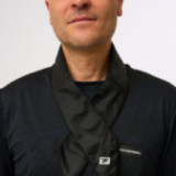 tour-de-cou-refroidissant-noir-homme-face