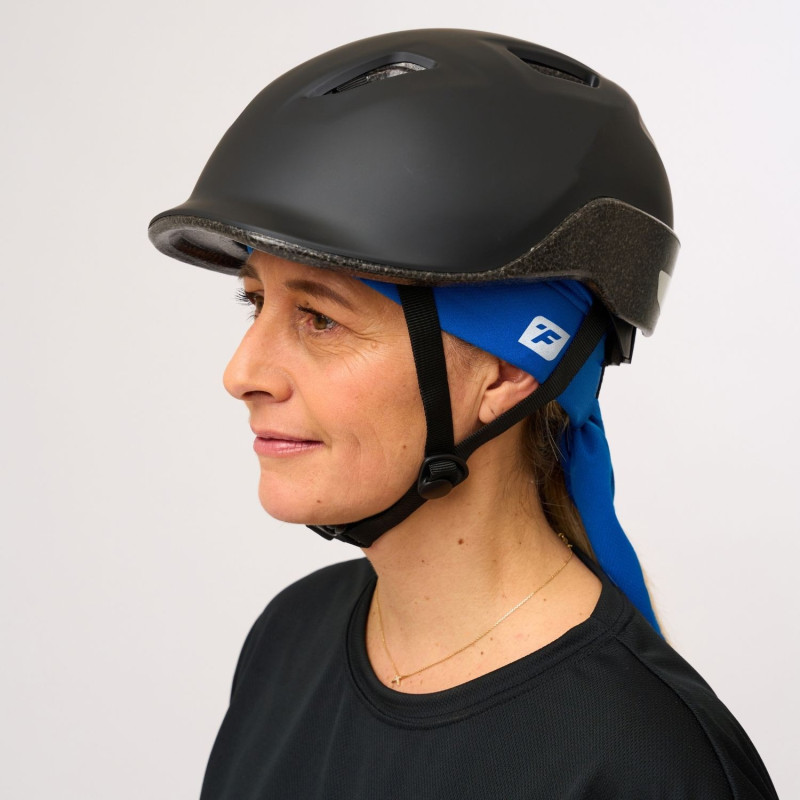 bandana-refrigerant-bleu-femme-avec-casque-velo