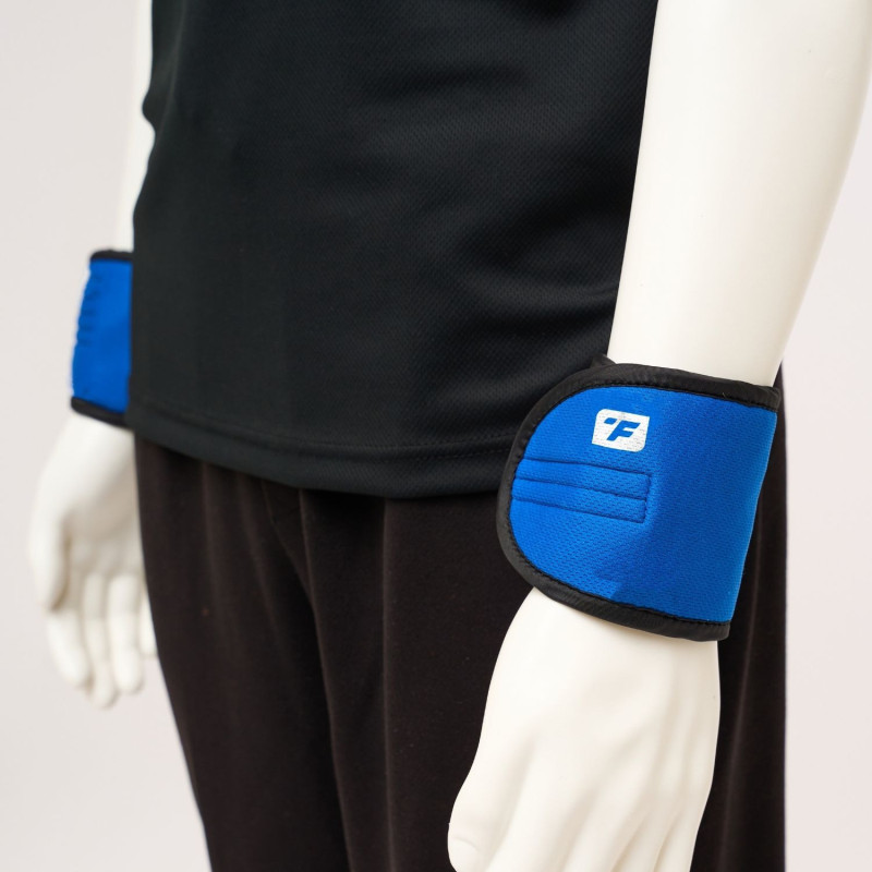 Bracelets-refrigerants-bleus-vue-seule-porte-mannequin