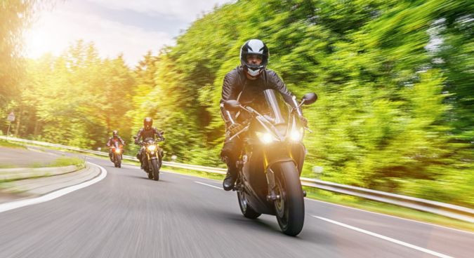 Vêtements frais pour motards ou pratiquants de sports automobiles