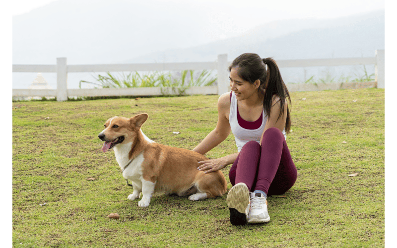 Femme sportive avec son chien en été