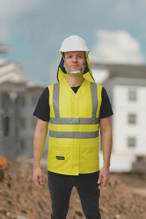 Homme sur chantier avec EPI