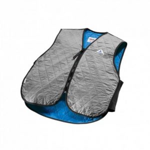 La veste rafraîchissante Hyperkewl couvre bien le corps et peut permettre de soulager les effets de la dysplasie ectodermique.